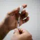 le-pass-vaccinal-entre-en-vigueur,-alors-que-l’allegement-des-restrictions-se-profile