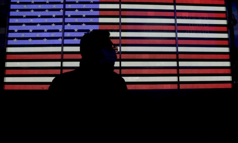 les-etats-unis-depassent-les-900.000-morts-recenses-du-covid-19