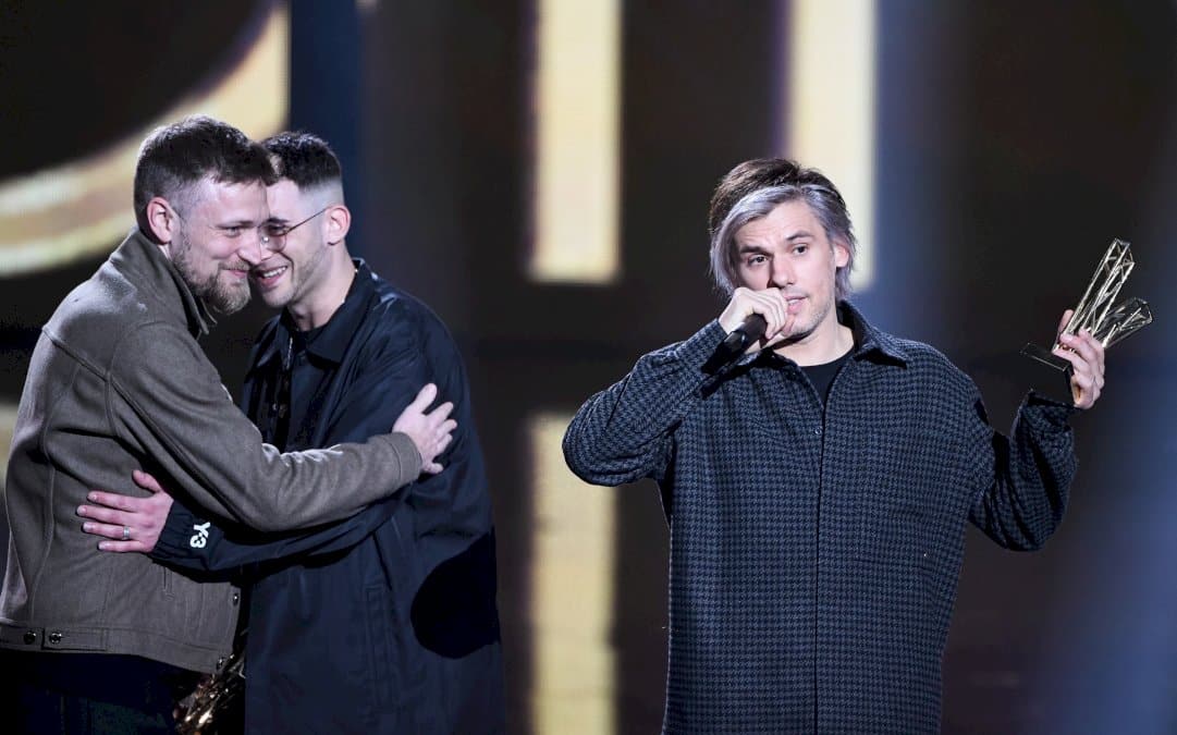 la-fete-n&rsquo;est-pas-finie-pour-orelsan-et-clara-luciani-aux-victoires