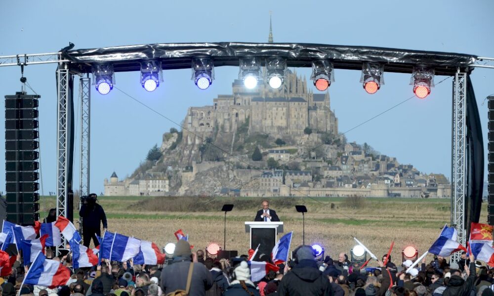 au-pied-du-mont-saint-michel,-zemmour-presente-sa-nouvelle-recrue-et-exalte-la-« puissance »-de-la-france