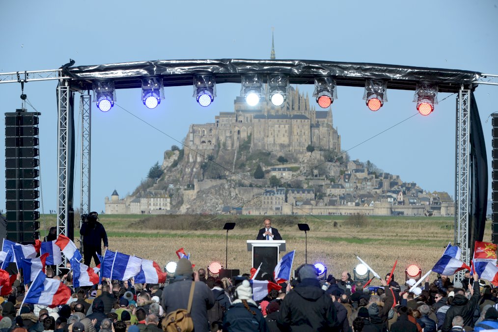 au-pied-du-mont-saint-michel,-zemmour-presente-sa-nouvelle-recrue-et-exalte-la-« puissance »-de-la-france