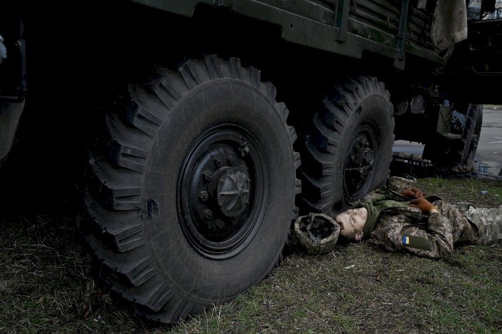 a-kiev,-les-premiers-soldats-russes-laissent-des-cadavres-et-du-sang-sur-leur-passage