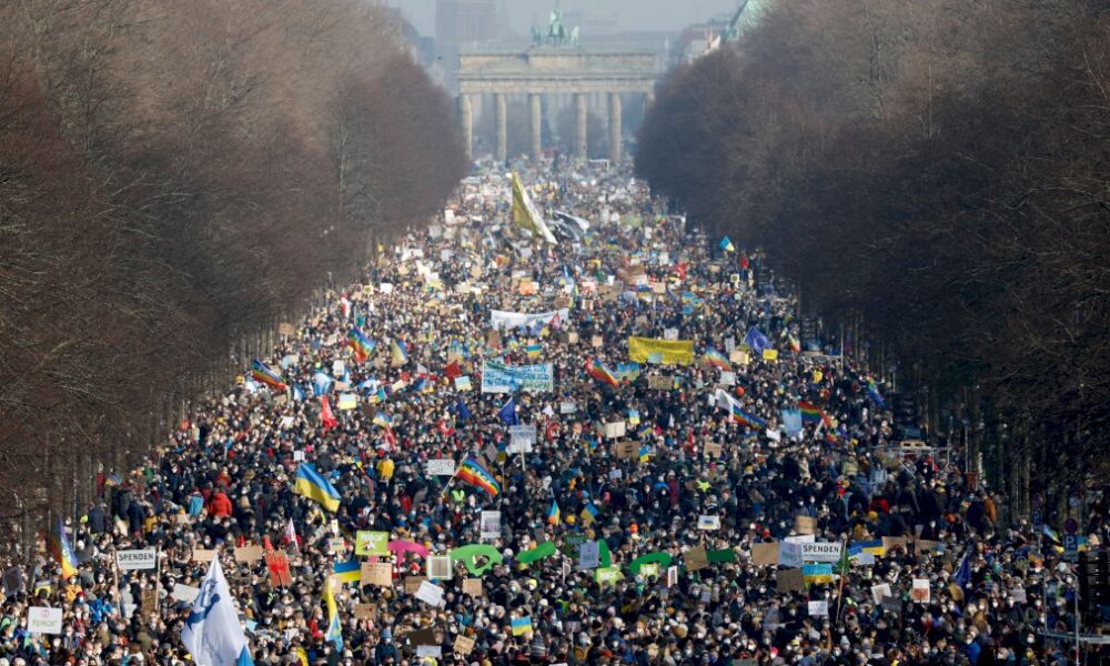 « gloire-a-l&rsquo;ukraine »:-une-maree-jaune-et-bleue-en-europe