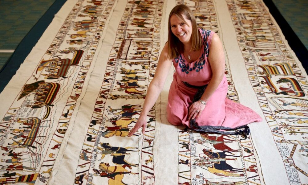 en-angleterre,-une-passionnee-reproduit-en-taille-reelle-la-tapisserie-de-bayeux