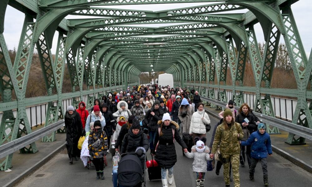 ukraine:-moscou-promet-d&rsquo;ouvrir-des-couloirs-humanitaires-pour-evacuer-les-civils-de-plusieurs-villes