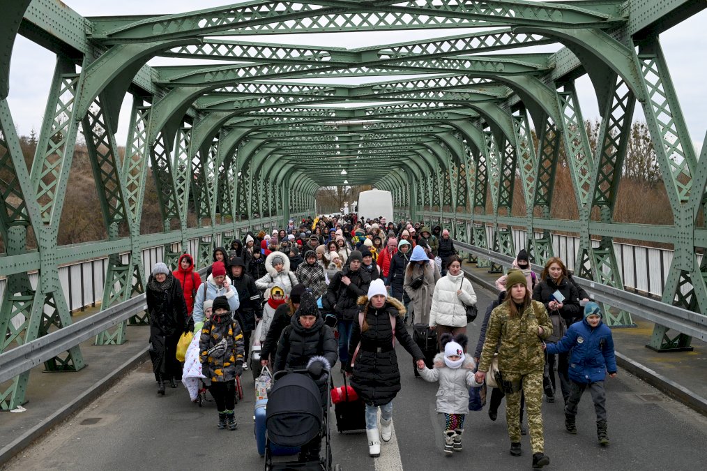 ukraine:-moscou-promet-d&rsquo;ouvrir-des-couloirs-humanitaires-pour-evacuer-les-civils-de-plusieurs-villes