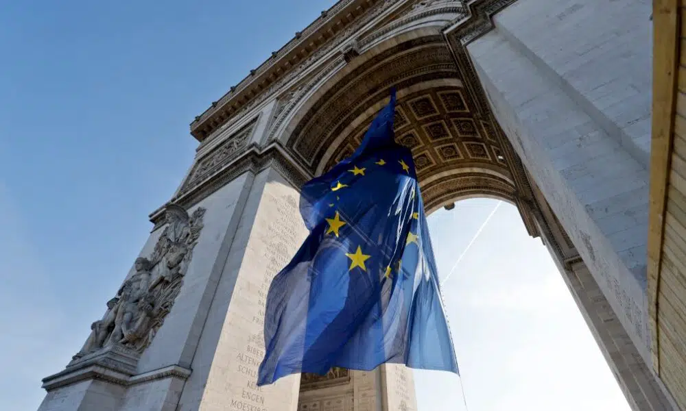 le-drapeau-europeen-de-nouveau-sous-l’arc-de-triomphe-pour-le-sommet-de-versailles