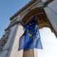 le-drapeau-europeen-de-nouveau-sous-l&rsquo;arc-de-triomphe-pour-le-sommet-de-versailles