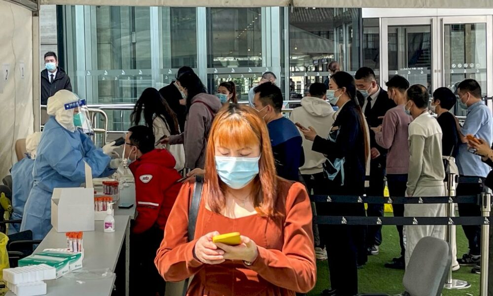 covid:-la-chine-reconfine-face-a-l&rsquo;offensive-omicron