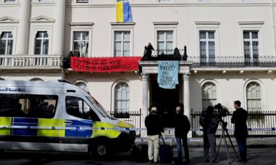 des-manifestants-occupent-l&rsquo;hotel-particulier-d&rsquo;un-oligarque-russe-a-londres