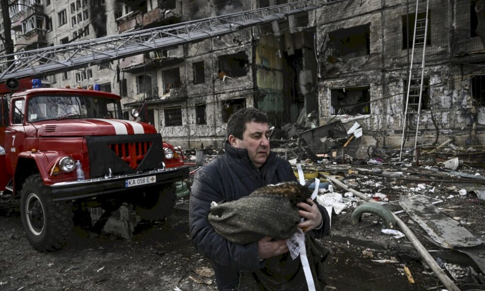 ukraine:-zelensky-enjoint-moscou-a-mener-des-pourparlers-serieux,-les-combats-s&rsquo;etendent