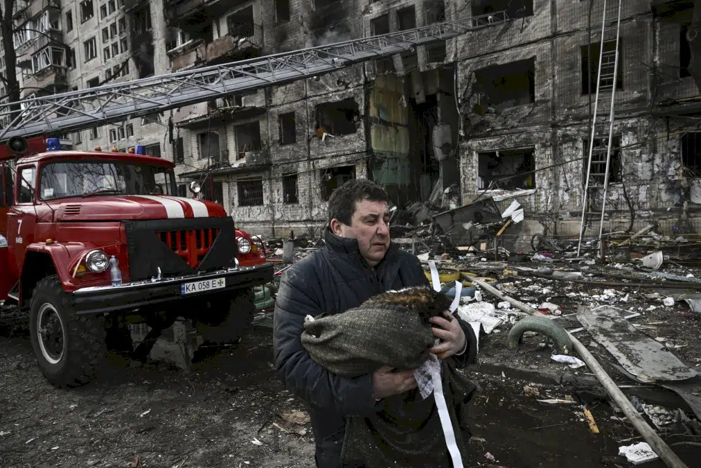 ukraine:-zelensky-enjoint-moscou-a-mener-des-pourparlers-serieux,-les-combats-s’etendent