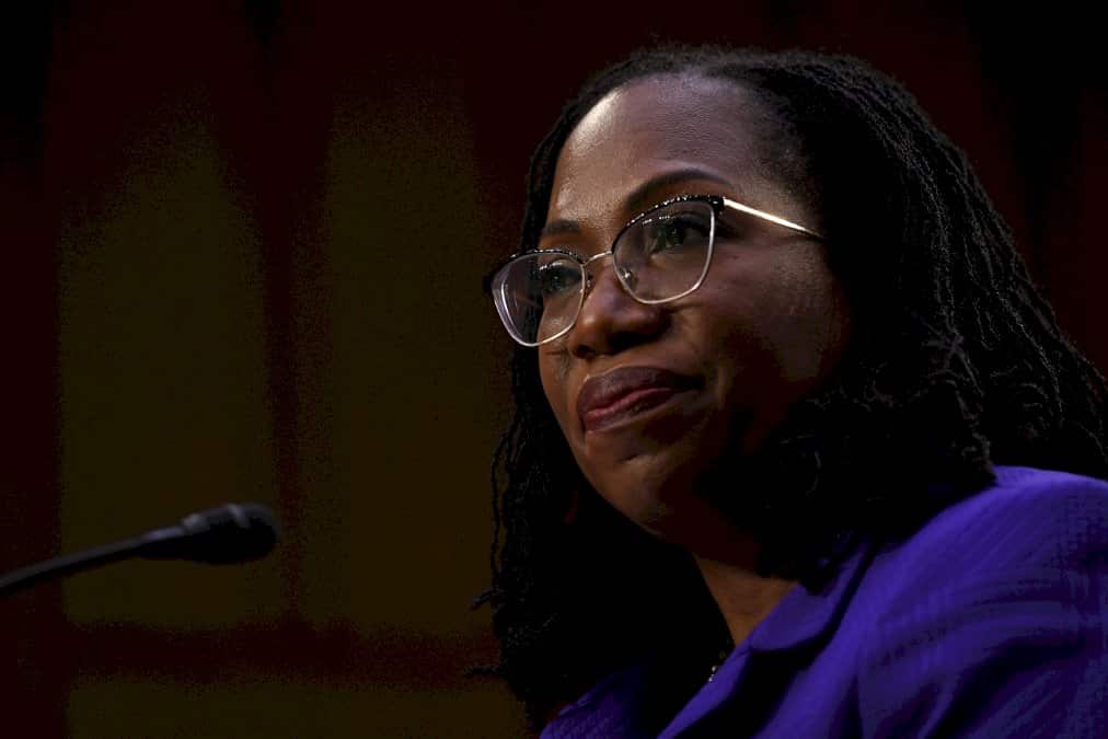 la-juge-noire-jackson-promet-de-defendre-la-democratie-si-elle-est-confirmee-a-la-cour-supreme