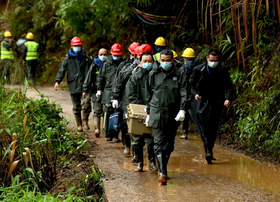 accident-d&rsquo;avion-en-chine:-drones-et-cameras-thermiques-mobilises