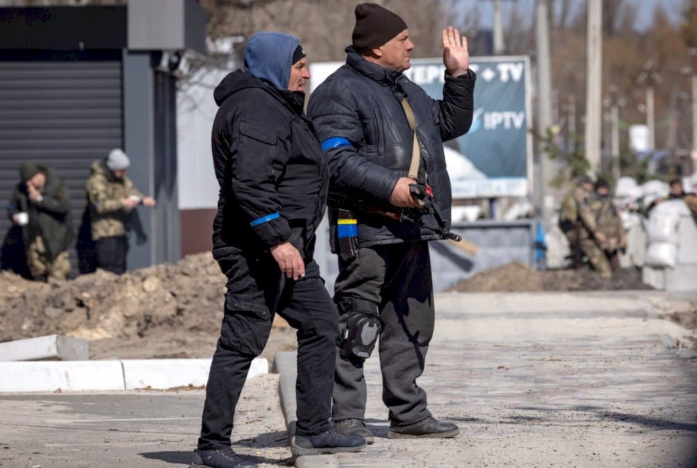 « ils-doivent-se-rendre-ou-mourir »:-un-village-pres-de-kiev-tente-de-chasser-les-russes