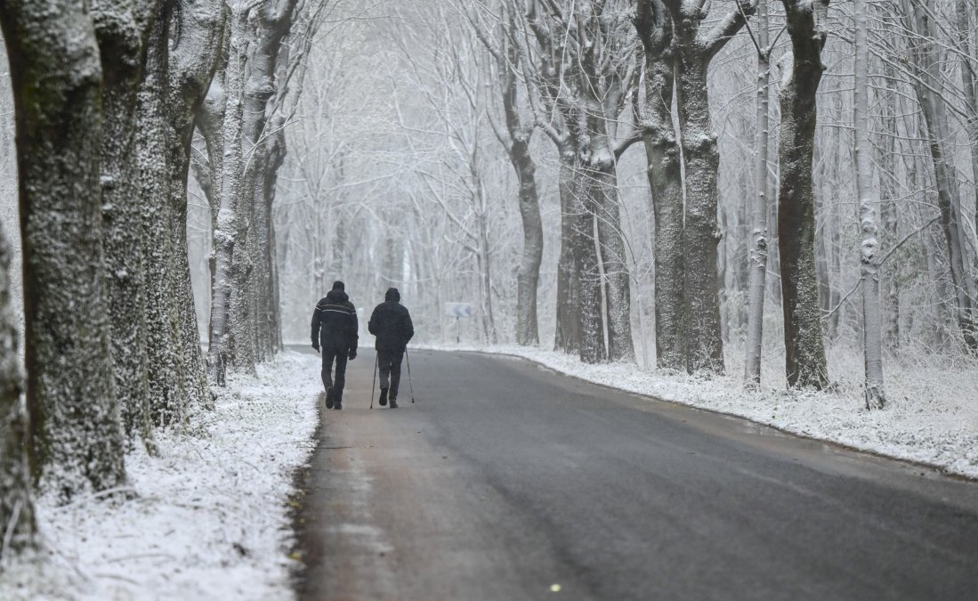 inhabituelle-neige-de-printemps-dans-une-vingtaine-de-departements:-circulation-perturbee