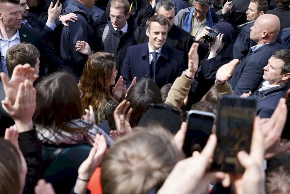 presidentielle:-macron-entre-de-plain-pied-dans-l’arene