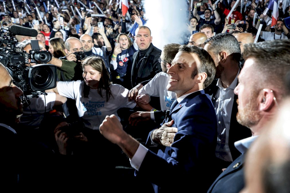 presidentielle:-face-a-la-poussee-le-pen,-macron-fustige-les-« extremismes »