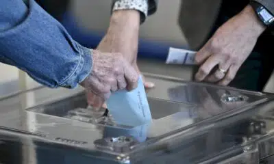 presidentielle:-les-francais-aux-urnes,-la-participation-en-baisse-a-midi