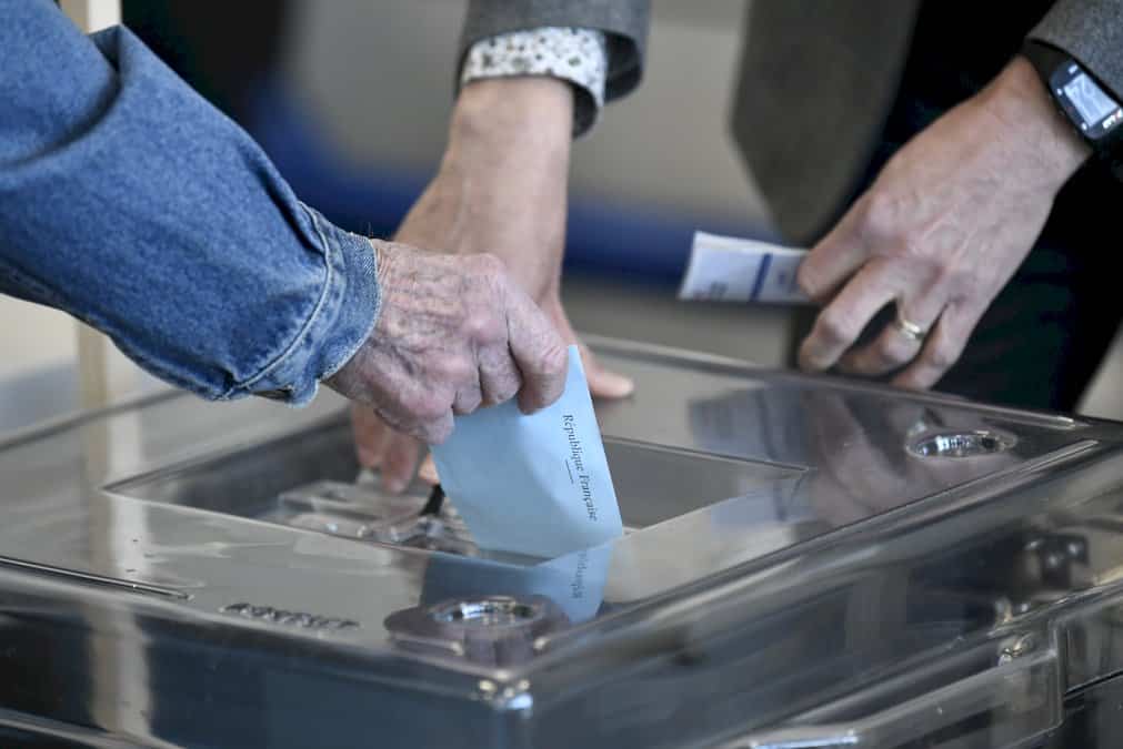 presidentielle:-les-francais-aux-urnes,-la-participation-en-baisse-a-midi