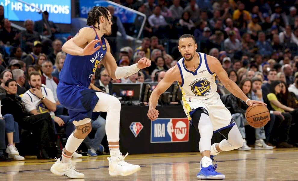 play-offs-nba:-les-warriors-et-les-sixers-en-imposent