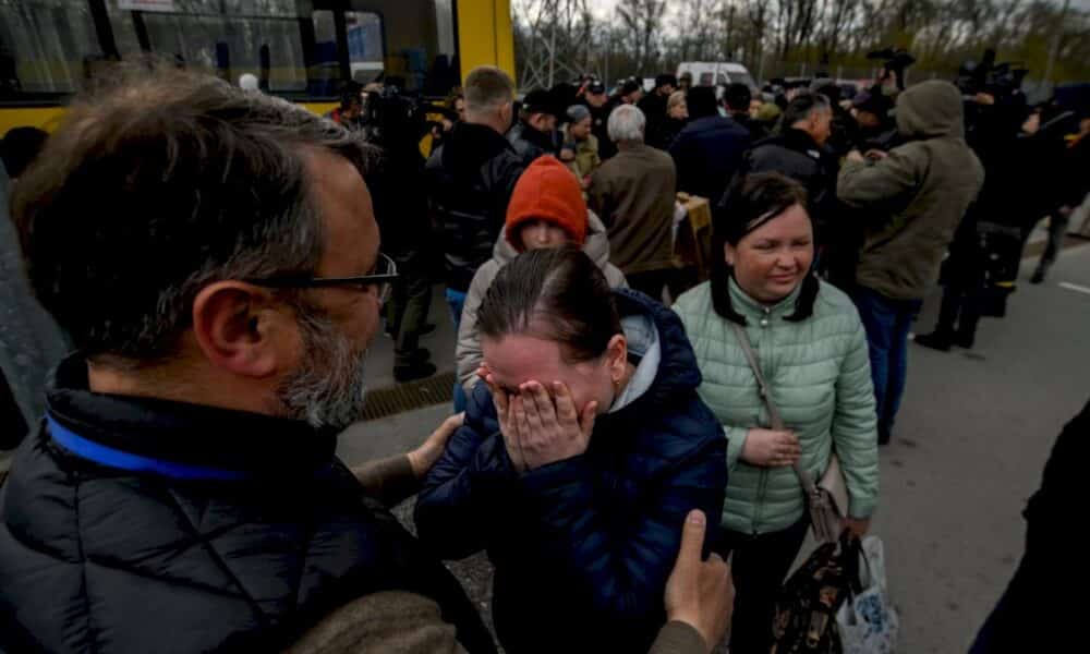 ukraine:-poutine-salue-la-« liberation »-de-marioupol,-biden-augmente-son-aide-militaire-a-kiev