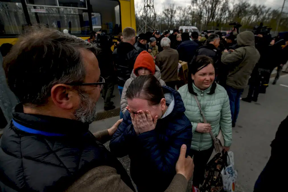 ukraine:-poutine-salue-la-« liberation »-de-marioupol,-biden-augmente-son-aide-militaire-a-kiev