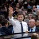 sur-un-marche-populaire,-macron-affiche-son-ambition-sociale