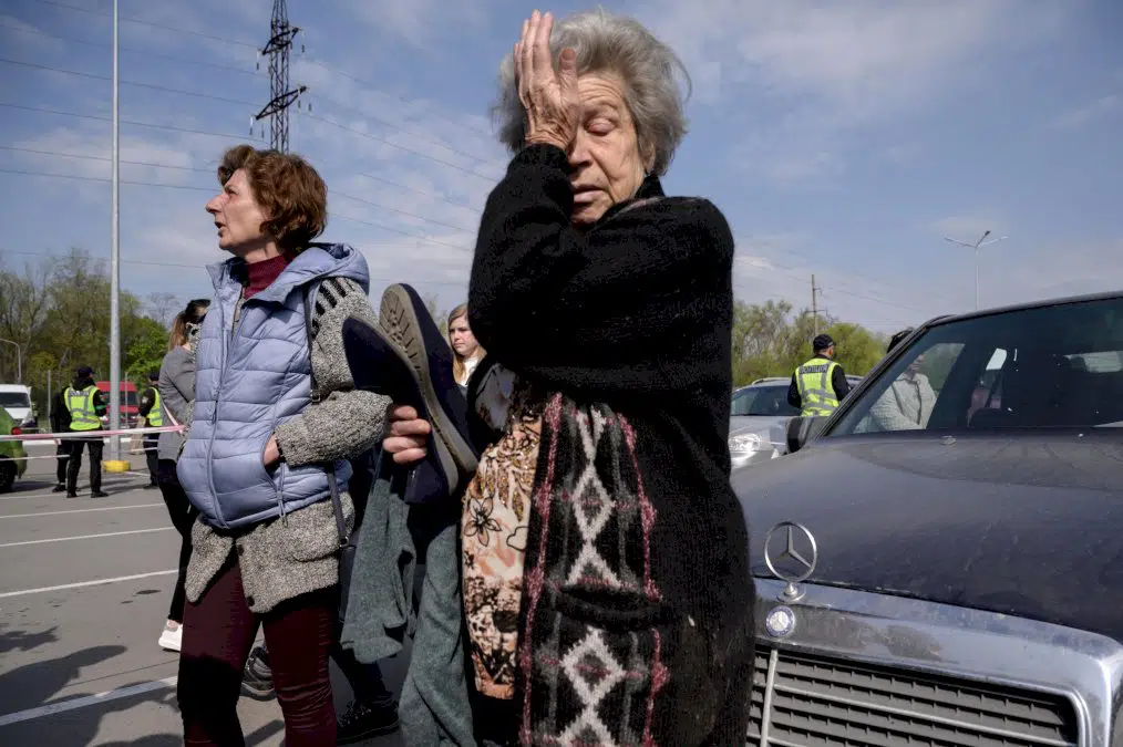ukraine:-les-evacues-d’azovstal-attendus-a-zaporijjia,-l’ue-precise-son-projet-d’embargo-sur-le-petrole-russe