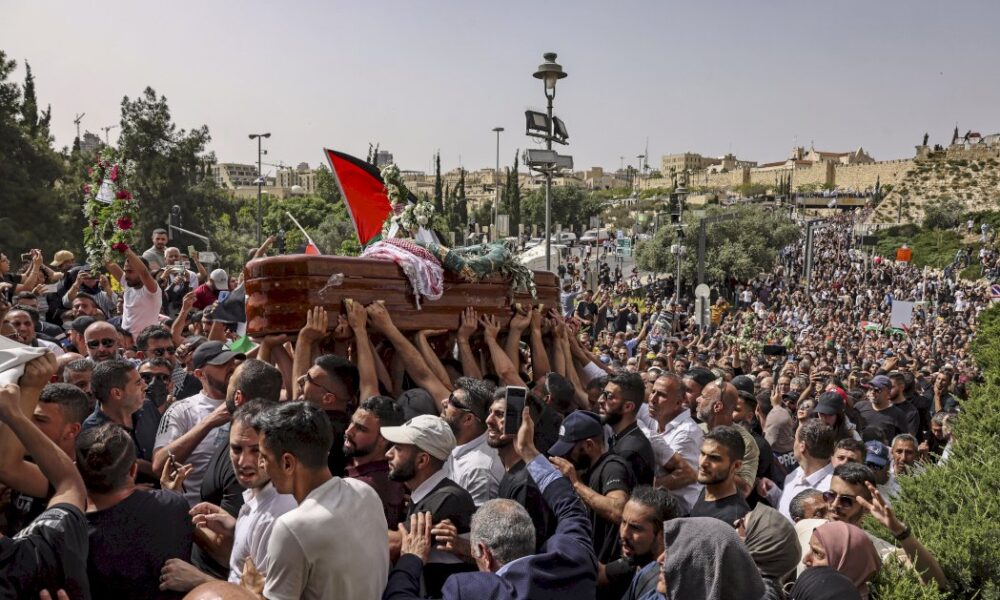 la-journaliste-shireen-abu-akleh-enterree-a-jerusalem,-un-incident-suscite-un-tolle