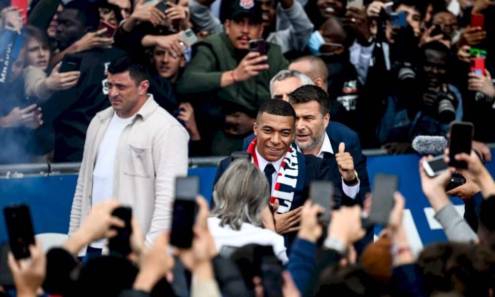 foot:-mbappe,-« meilleur-joueur-du-monde »,-reste-au-psg-pour-le-projet-« sportif »