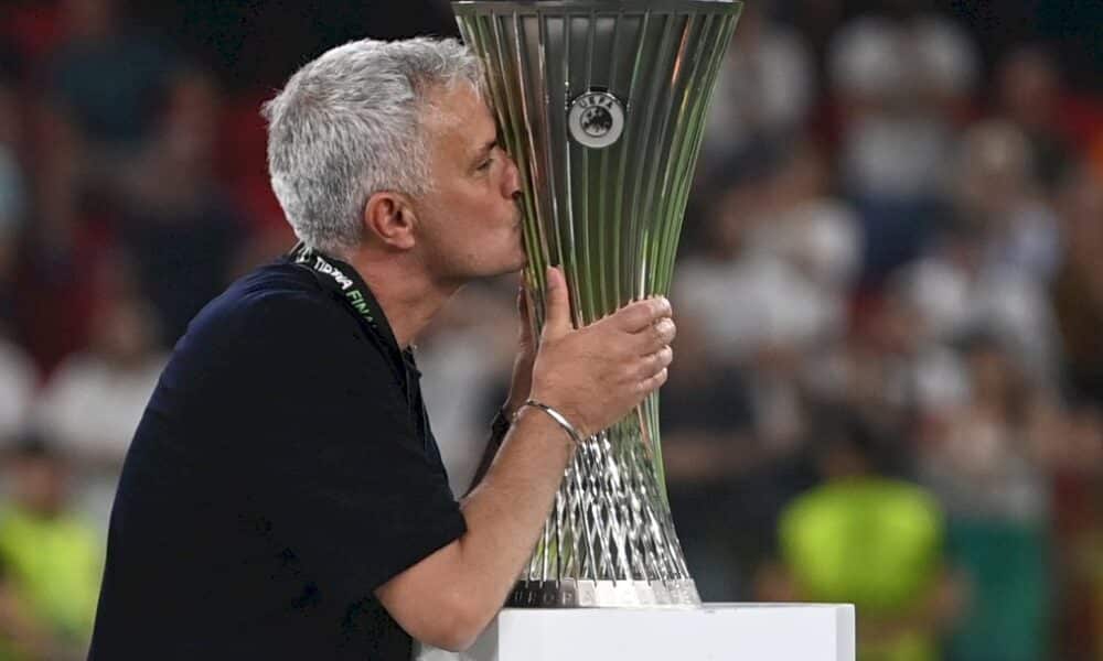 c4:-mourinho-offre-a-la-roma-son-premier-titre-europeen