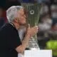 c4:-mourinho-offre-a-la-roma-son-premier-titre-europeen