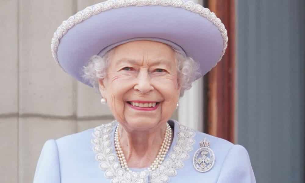 elizabeth-ii-acclamee-au-balcon-de-buckingham-pour-son-jubile-historique