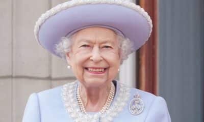 elizabeth-ii-acclamee-au-balcon-de-buckingham-pour-son-jubile-historique