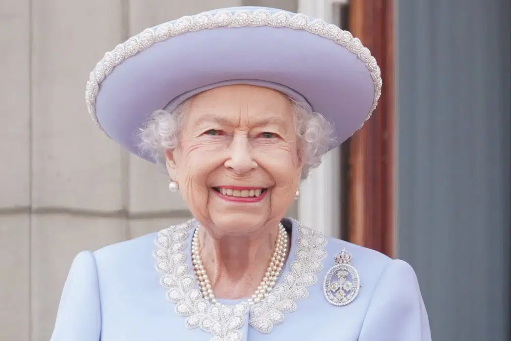 elizabeth-ii-acclamee-au-balcon-de-buckingham-pour-son-jubile-historique