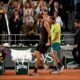 roland-garros:-zverev-se-blesse-et-laisse-nadal-en-finale