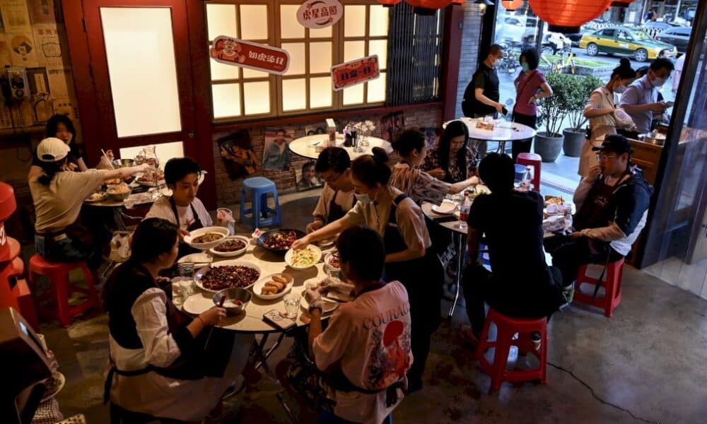 covid-en-chine:-les-pekinois-fetent-la-reouverture-des-restaurants