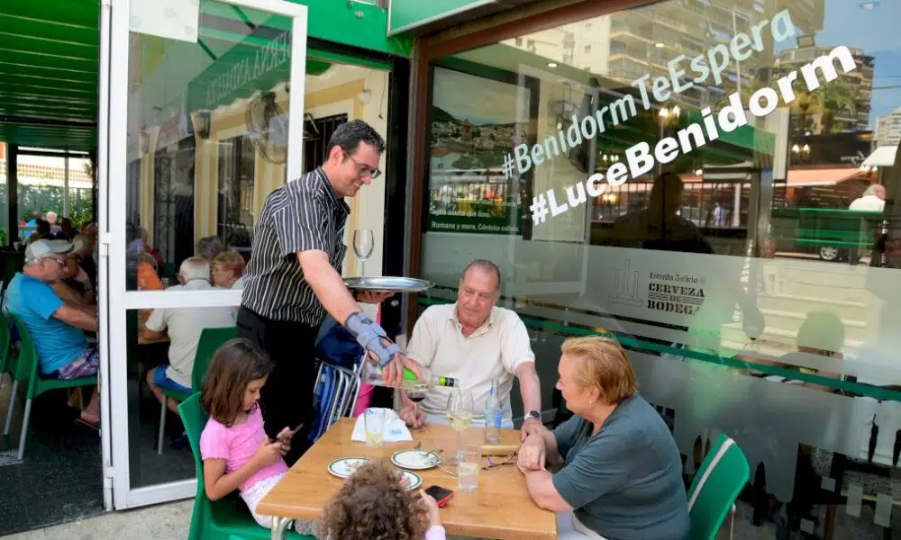 sur-la-cote-espagnole,-le-manque-de-personnel-met-le-tourisme-sous-pression