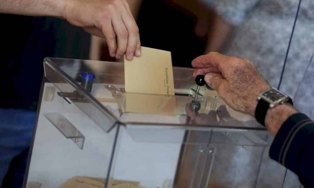 legislatives:-la-gauche-unie-et-le-camp-macron-au-coude-a-coude