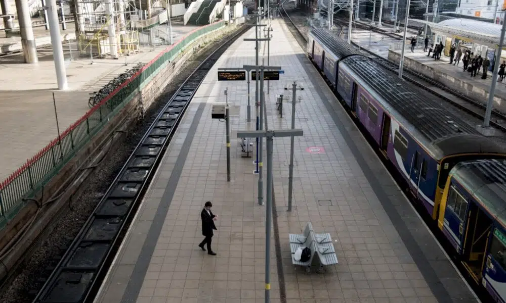 royaume-uni:-des-gares-desertees-pour-la-plus-grosse-greve-du-rail-en-trente-ans