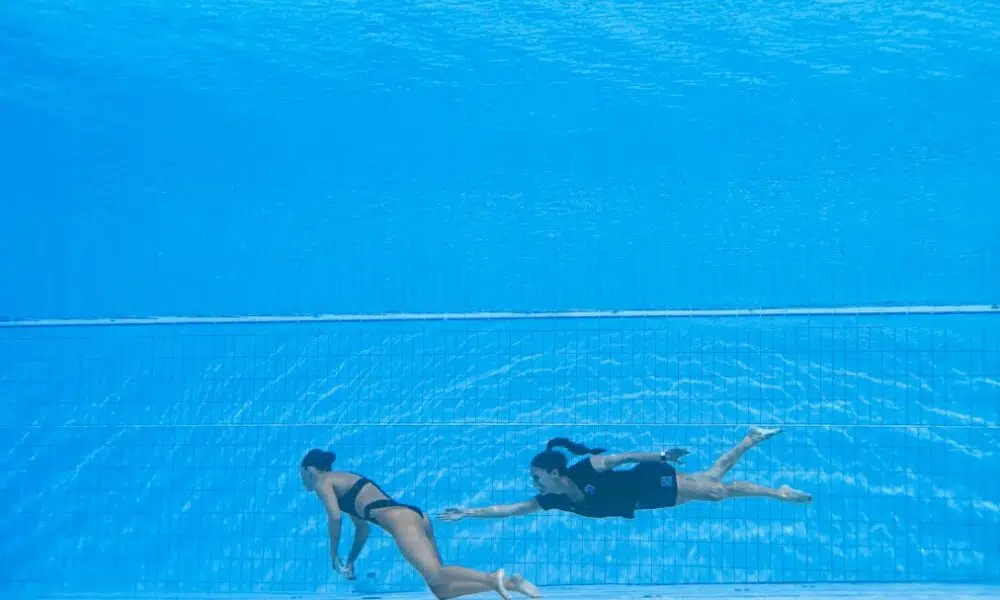 une-nageuse-americaine-s’evanouit-et-est-sauvee-de-la-noyade-par-son-entraineure