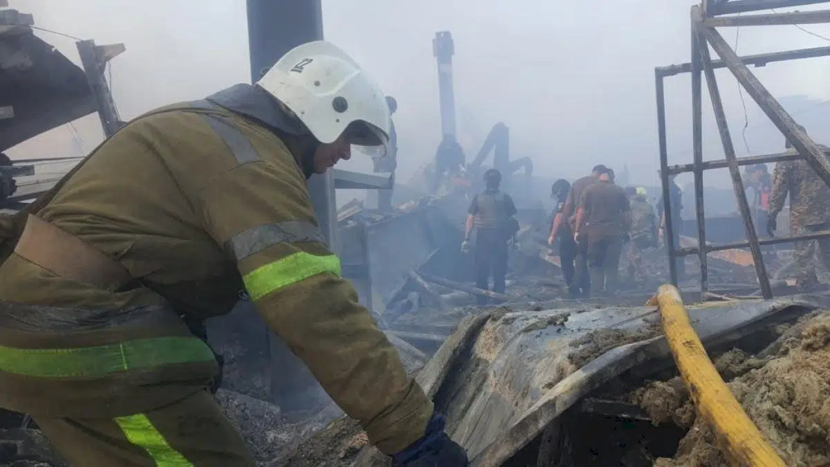 ukraine:-18-morts-dans-une-frappe-russe-sur-un-centre-commercial,-« crime-de-guerre »-pour-le-g7