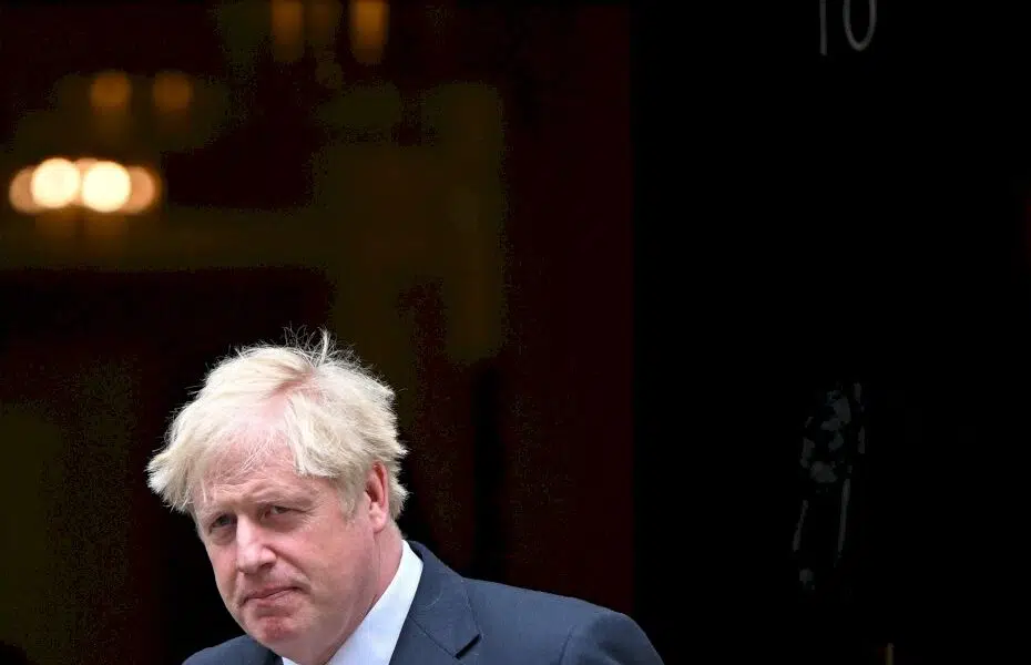 boris-johnson-se-bat-pour-son-poste-apres-des-demissions-au-sein-de-son-gouvernement