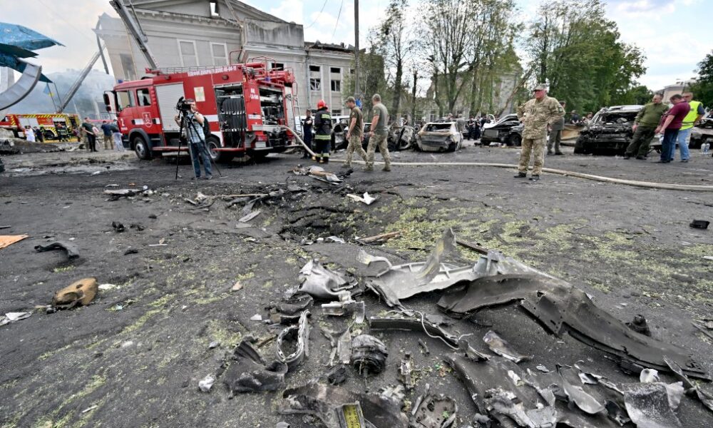 ukraine:-vinnytsia-compte-ses-morts,-nouvelles-frappes-russes-dans-l&rsquo;est