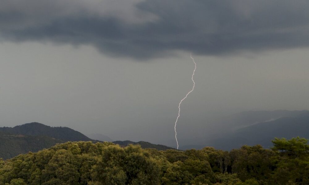 orages:-un-mort-et-neuf-blesses-dont-un-grave-dans-un-camping-en-corse