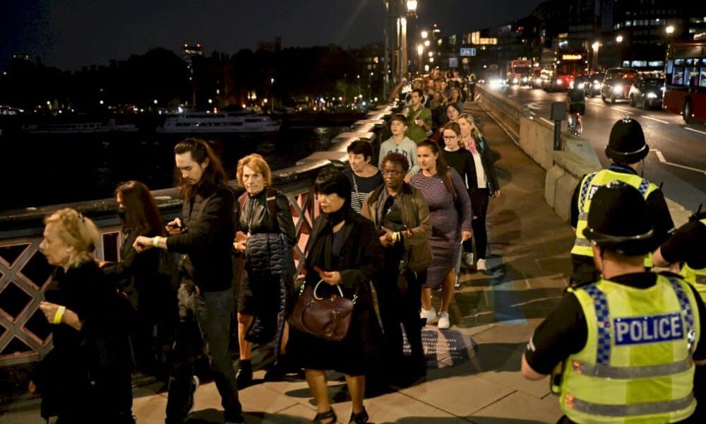 les-britanniques-s&rsquo;arment-de-patience-pour-saluer-leur-reine-bien-aimee