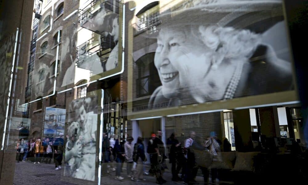 plus-de-24h-d&rsquo;attente-pour-un-dernier-salut-a-elizabeth-ii,-charles-iii-ovationne-a-cardiff