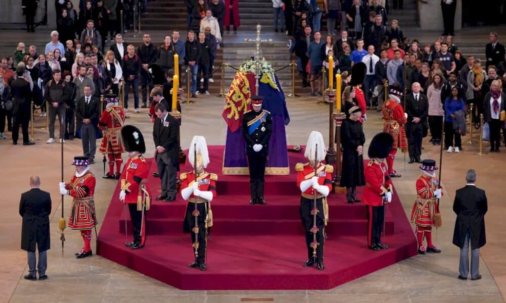 les-princes-william-et-harry-reunis-a-nouveau-autour-du-cercueil-d&rsquo;elizabeth-ii