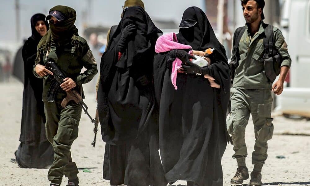 la-france-rapatrie-15-femmes-et-40-enfants-des-camps-de-prisonniers-jihadistes-en-syrie